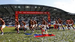 Aksi pemain Samoa melakukan tarian haka tradisional usai menang atas tim Fiji  di di Stade Jean Bouin, Paris, Prancis (15/5/2016). Samoa mengalahkan pemimpin World Series Fiji 29-26. (AFP PHOTO/THOMAS SAMSON)