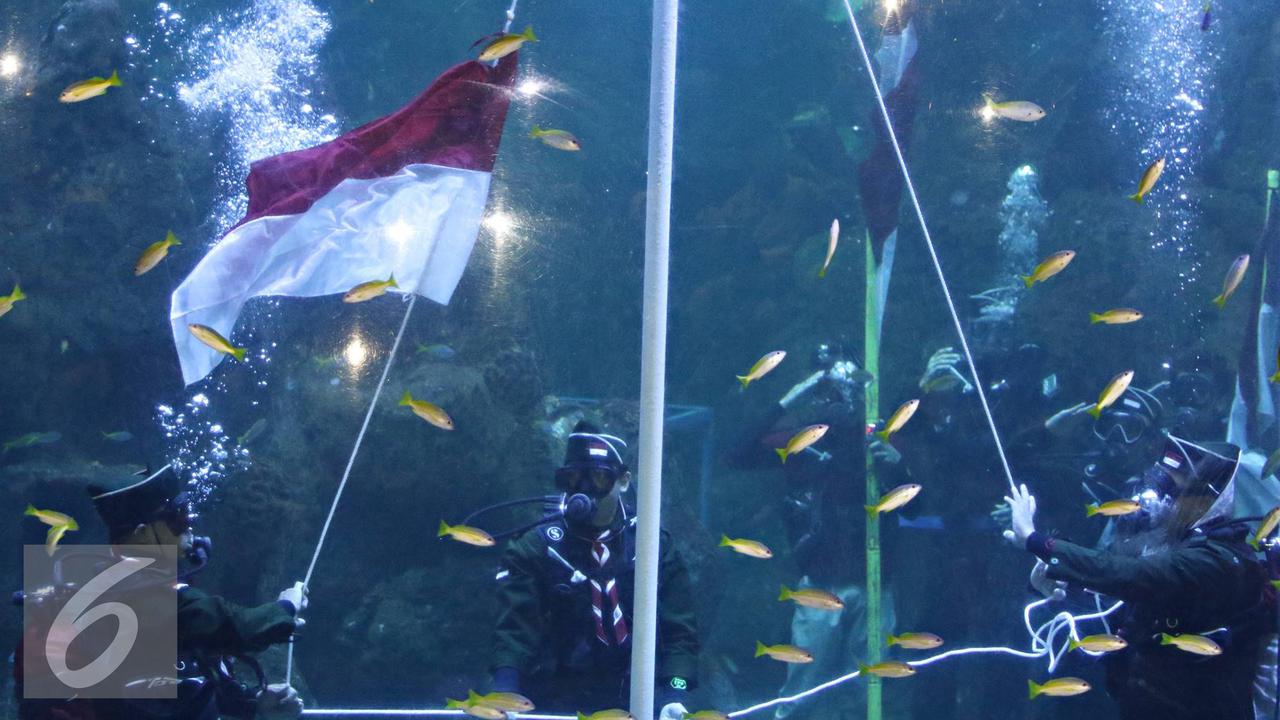 20160817- Aksi Penyelam Kibarkan Merah Putih di Sea World-Jakarta- Immanuel Antonius