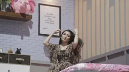 Au Ting Ting begitu badai saat sedang membenarkan rambut. Dengan memakai piyama coklat, Ayu Tin Ting terihat begitu menawan. Tidak heran memang, kalau Ayu adalah salah satu artis cantik yang memiliki pesona luar biasa. (KapanLagi.com/Muhammad Akrom Sukarya)