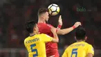 Pemain Persija Jakarta, Marko Simic menghalau bola dari kejaran pemain Song Lam Nghe An FC pada laga Piala AFC 2018 di Stadion Utama GBK, Senayan, Jakarta, (13/3/2018). Persija Jakarta menang 1-0. (Bola.com/Nick Hanoatubun)