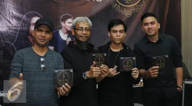 Musisi Grassrock berpose seusai peluncuran album di Kawasan Kemang, Jakarta, Jumat (29/04/2016). Boomerang, Grassrock dan D'bandhits launching album kompilasi mereka yang diberi nama 3 ROCK. (Liputan6.com/Herman Zakharia)