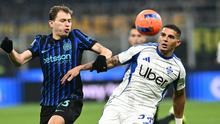 Inter Milan saat bertemu Como di ajang Liga Italia 2025/2026. Tampak bek Como Diego Carlos (kanan) berduel dengan gelandang Inter Milan Nicolo Barella. (Stefano RELLANDINI / AFP)