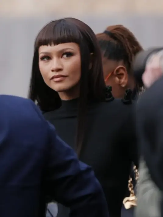 Zendaya memamerkan poni barunya yang memiliki model pendek dan berombak, serta sisi rambutnya dibuat super lurus. Rambut Zendaya pun tampil dengan rambut panjang lurus. warna kecoklatan. [@schiaparelli]