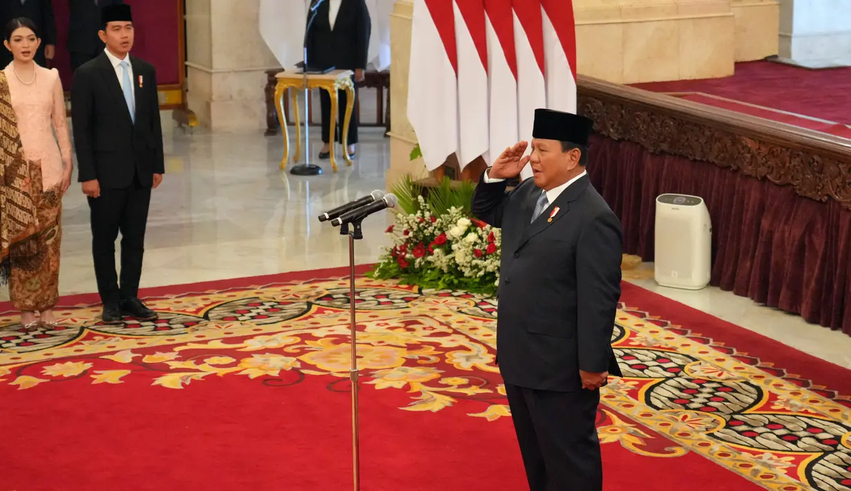 Selain melantik para menteri, Presiden Prabowo Subianto juga melantik pejabat setingkat menteri, yaitu Jaksa Agung, Kepala dan Wakil Kepala Staf Kepresidenan, Kepala Badan Intelijen Negara, Kepala Kantor Komunikasi Presiden, dan Ketua Dewan Ekonomi Nasional. (AP Photo/Achmad Ibrahim)