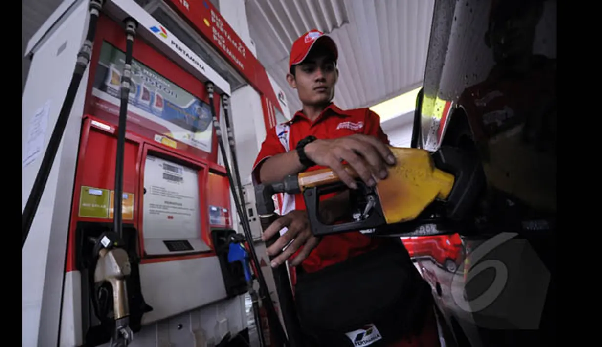 Penetapan Pemerintah terkait harga premium menjadi Rp 6.600 per liter mendapat perlakuan berbeda khusus wilayah Jawa-Madura dan Bali. Di Pulau Jawa, harga premium menjadi Rp 6.700,- dan di Bali Rp 7.000.  (Liputan6.com/Miftahul Hayat)