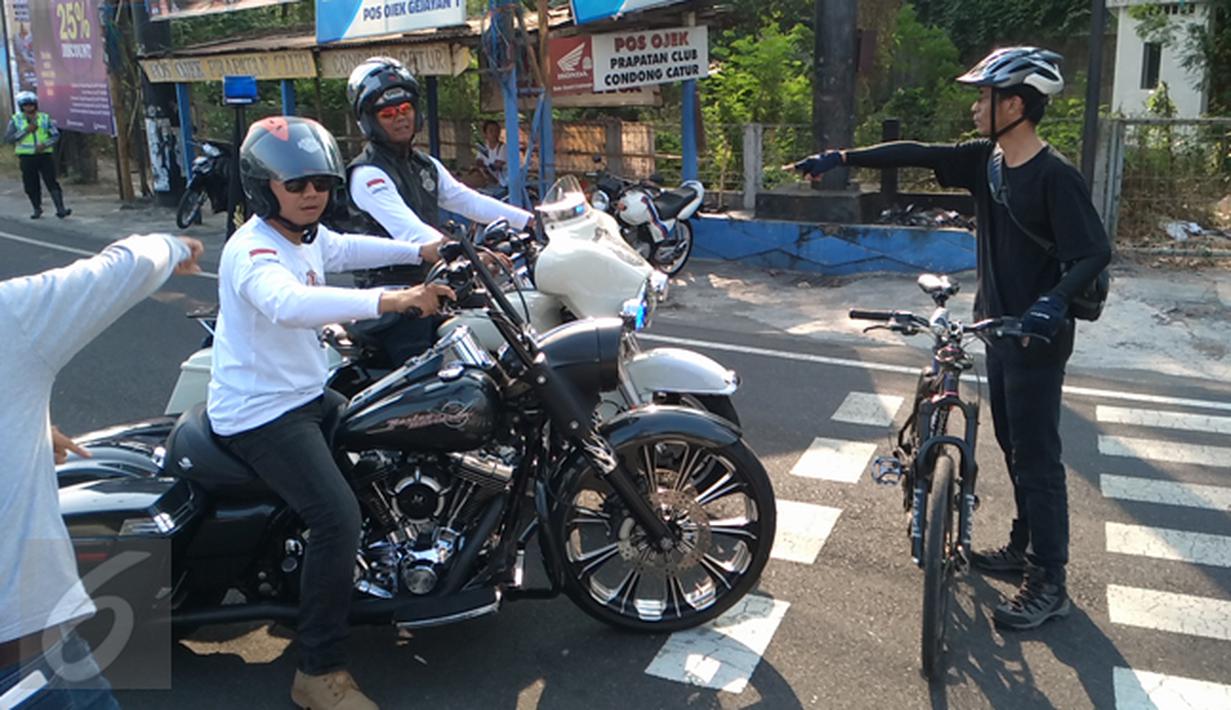 Elanto Wijoyono meminta pengendara moge untuk mundur dari zebra cross di perempatan Ringroad Utara Condongcatur, Yogyakarta, Sabtu (15/08/2015). (foto: Suryo Wibowo)