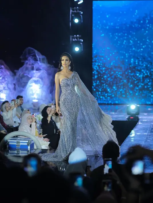 Penampilan Vina Anggi disempurnakan dengan gaya rambut panjang hitamnya yang dibiarkan tergerai, makeup bold, dan anting-anting besar yang membuat penampilannya semakin berkilau. [Foto: Instagram/vinaanggisitorus]