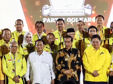 Presiden Joko Widodo atau Jokowi (tengah) didampingi Ketua Umum Partai Golkar Airlangga Hartarto (tengah kanan) dan Ketua Umum Partai Gerindra Prabowo Subianto (tengah kiri) saat menghadiri peringatan HUT ke-59 Partai Golkar di Jakarta, Senin (6/11/2023). Selain dihadiri Jokowi dan Prabowo, HUT Partai Golkar tersebut juga dihadiri petinggi partai politik dari Koalisi Indonesia Maju (KIM). (Liputan6.com/Angga Yuniar)