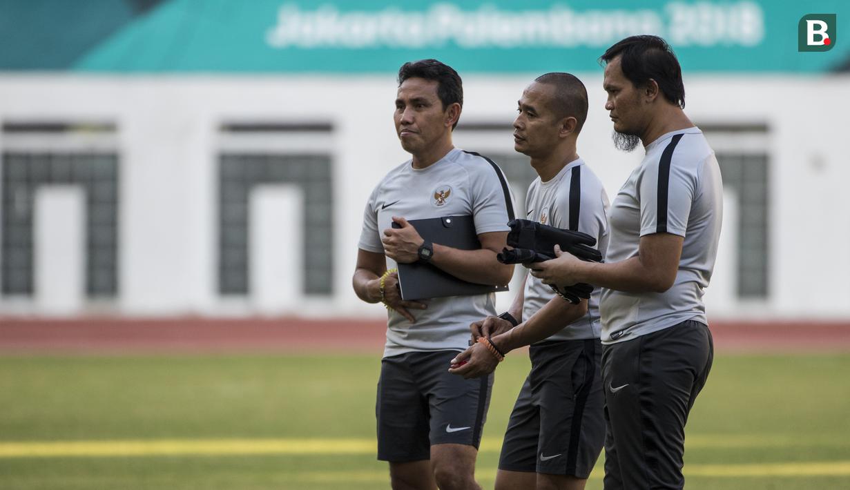 Pelatih Timnas Indonesia, Bima Sakti, bersama Kurniawan Dwi Yulianto dan Kurnia Sandy saat latihan di Stadion Wibawa Mukti, Jawa Barat, Senin (10/9/2018). Latihan ini persiapan jelang laga uji coba melawan Mauritius. (Bola.com/Vitalis Trisna)