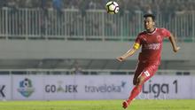 Pemain PSM  Makassar, Hamka Hamzah saat melawan PS TNI di Stadion Pakansari, Bogor (15/5/2017). (Bola.com/Nicklas Hanoatubun)
