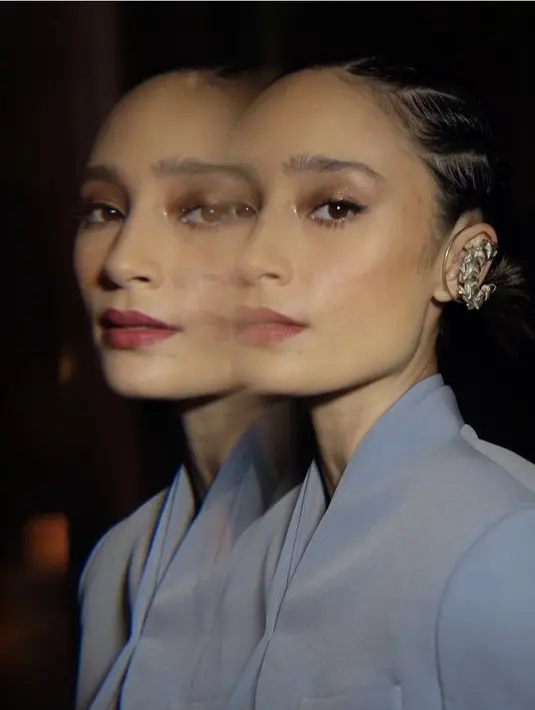 Ia juga menggunakan eyeshadow orange shimmer dipadu lipstik merah cherry matte. (@tatjanasaphira)