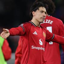 Bek Manchester United asal Argentina bernomor punggung 06, Lisandro Martinez, merayakan golnya di lapangan setelah pertandingan Liga Inggris antara Manchester United dan Newcastle United di Old Trafford, Manchester, barat laut Inggris, pada 26 Desember 2025. Man Utd memenangkan pertandingan dengan skor 1-0. (Darren Staples/AFP)