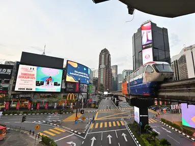 Pemandangan sepi kawasan Bukit Bintang, yang biasanya ramai menjadi tujuan wisata, di Kuala Lumpur, Malaysia (7/12/2020). Dewan Promosi Pariwisata Malaysia mengatakan jumlah kedatangan turis ke negara itu selama periode Januari-September tahun ini merosot. (Xinhua/Chong Voon Chung)
