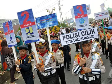 Barisan polisi cilik membuka acara tahunan Karnaval Budaya Lubuklinggau pada perayaan HUT yang ke-13, (17/10/14). (Liputan6.com/Miftahul Hayat)