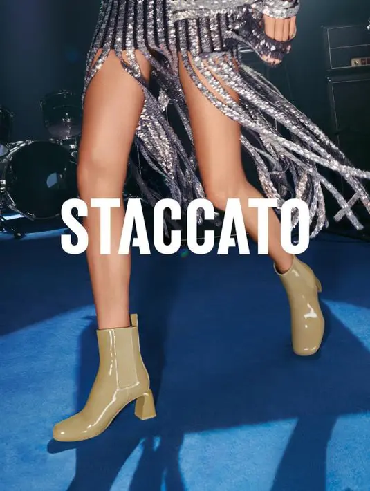 Bulu domba yang lembut dan nyaman mengingatkan pada kenangan di musim dingin. Rantai logamnya menambah sentuhan menyenangkan, yang melengkapi desain bernuansa canggih. Gesper strass persegi mencerminkan kilau untuk estetika yang kontras. Siluet yang sederhana dan cair dengan mudah menciptakan gaya chic yang nyaman. Foto: Document/Staccato.