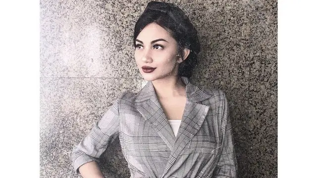 Inspirasi Warna Lipstik Digunakan untuk Bold Makeup