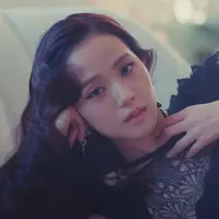 Jisoo BLACKPINK merilis video musik atau MV terbarunya. Diberi judul Flower, dalam MV ini, Jisoo tampil mengenakan dress hitam dari Dior. Foto: Document/Dior.