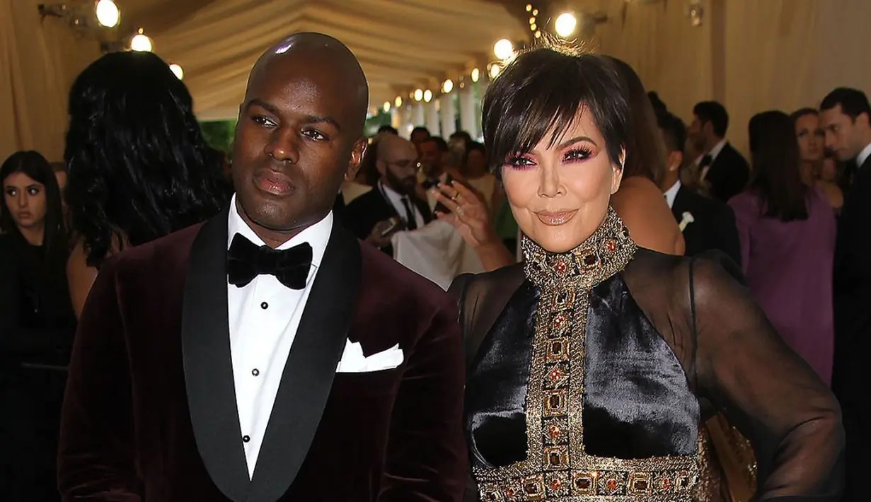 Kris Jenner sendiri hadir di Met Gala bersaa dengan kekasihnya Corey. (People)