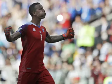 Kiper Islandia, Hannes Halldorsson, merayakan gol ke gawang Argentina pada laga Grup D Piala Dunia di Stadion Spartak, Moskow, Sabtu (16/6/2018). Islandia bermain imbang 1-1 dengan Argentina. (AP/Matthias Schrader)