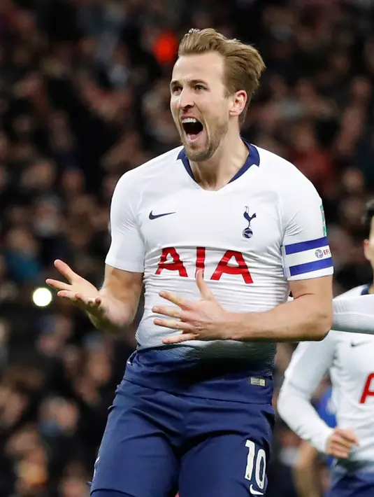 Pemain Tottenham Hotspur, Harry Kane berselebrasi setelah mencetak gol ke gawang Chelsea pada pertandingan leg pertama semifinal Piala Liga Inggris, di Stadion Wembley, Rabu (9/1). Tottenham Hotspur mengalahkan Chelsea dengan skor 1-0. (AP/Frank Augstein)