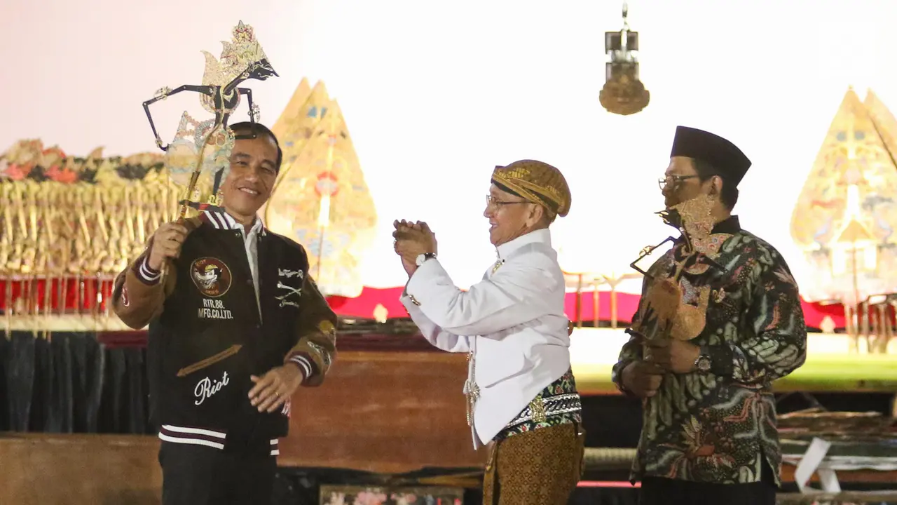 Presiden Jokowi Nontong Wayang Kulit di Istana Merdeka