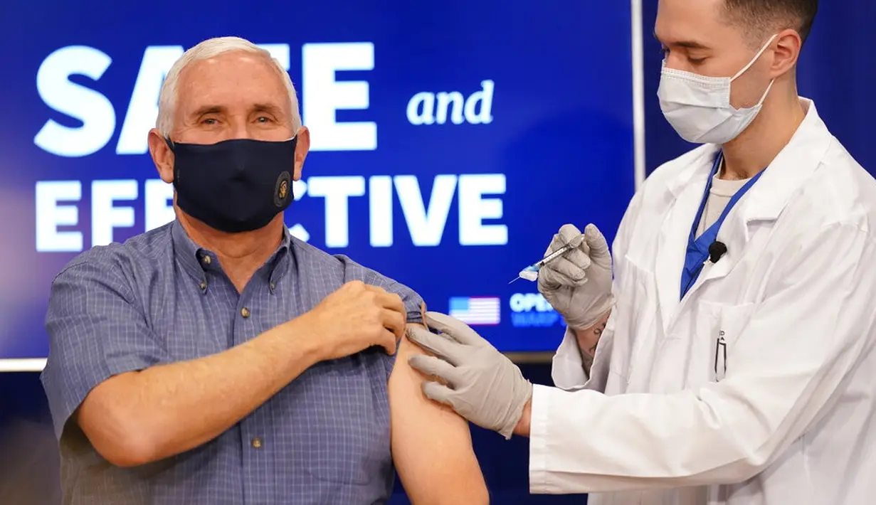 Wakil Presiden Amerika Serikat Mike Pence (kiri) menerima suntikan vaksin COVID-19 Pfizer-BioNTech di Gedung Putih, Washington, Jumat (18/12/2020). Pence menyebutkan bahwa dirinya tidak merasakan apa-apa usai menerima vaksin COVID-19. (AP Photo/Andrew Harnik)
