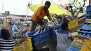 Pekerja tengah menurunkan ikan hiu di Muara Angke, Jakarta, Kamis (7/6). Ikan hiu dapat digolongkan sebagai top predator yang fungsinya dapat menjaga stabilitas ekosistem. (Liputan6.com/Angga Yuniar)