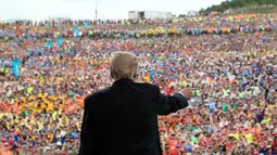Presiden AS, Donald Trump menyampaikan pidato dalam Jambore Nasional 2017 di Summit Bechtel National Scout Reserve, Virginia Barat, AS, (24/7). Ribuan anggota Pramuka dari seluruh AS mengikuti Jambore Nasional ke-19. (AP Photo/Carolyn Kaster)
