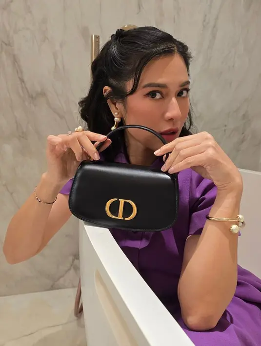 Pamer tas Dior Montaigne seharga Rp59 juta, Dian tampil playful dengan half ponytail dan aksesori mutiara [@therealdisastr]