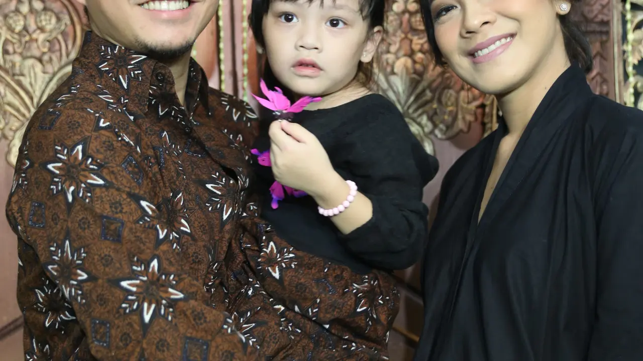 Omesh dan Dian Ayu juga pangling melihat penampilan Adhitya Putri. (Nurwahyunan/bintang.com)