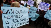 Ratusan guru tidak tetap (GTT) kabupaten Blitar, Jawa Timur, melakukan unjuk rasa dengan membawa berbagai poster tuntutan.
