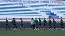 Para pemain Timnas Indonesia U-22 berlari santai saat latihan di Stadion Rizal Memorial, Manila, Rabu (27/11). Latihan ini persiapan jelang laga SEA Games 2019 melawan Singapura U-22. (Bola.com/M Iqbal Ichsan)
