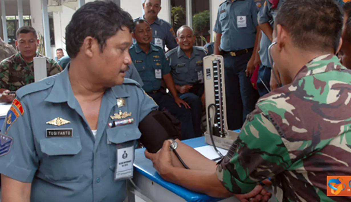 Citizen6, Surabaya: Kadisdikal Laksamana Pertama TNI Asep Burhanudin memberikan pembekalan kepada 308 orang calon siswa Pendidikan Pebentukan Bintara Singkat (Diktubakat) T.A 2012, Kamis (9/5). (Pengirim: Penkobangdikal)