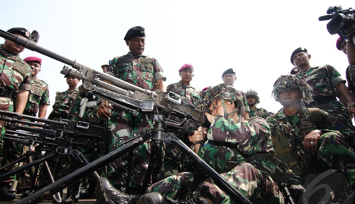 Panglima TNI Jenderal TNI Moeldoko mengecek kesiapan alat utama sistem persenjataan (alusista), Jumat (2/5/2014) (Liputan6.com/Faizal Fanani).