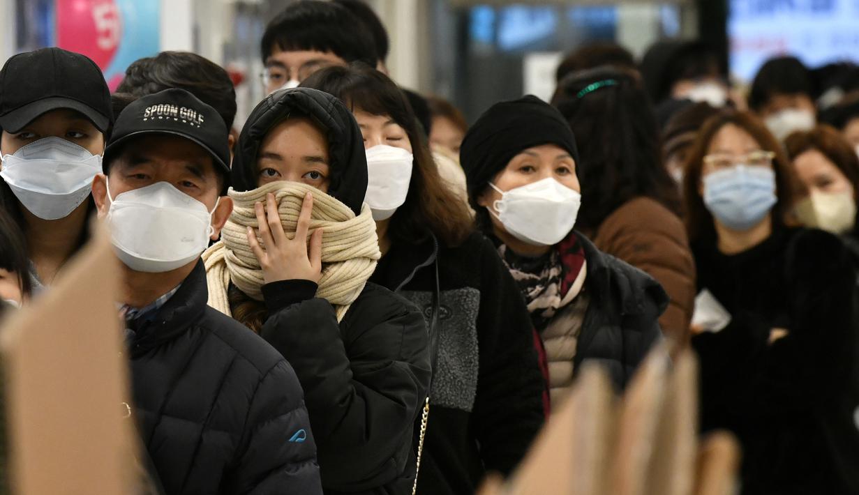Orang-orang antre untuk membeli masker di toko ritel di kota tenggara Daegu, Selasa (25/2/2020). Korea Selatan menjadi negara pertama di luar Cina daratan dengan infeksi virus COVID-19 terbesar dan membuat presiden Moon Jae-in memberikan status siaga tinggi. (Jung Yeon-je / AFP)