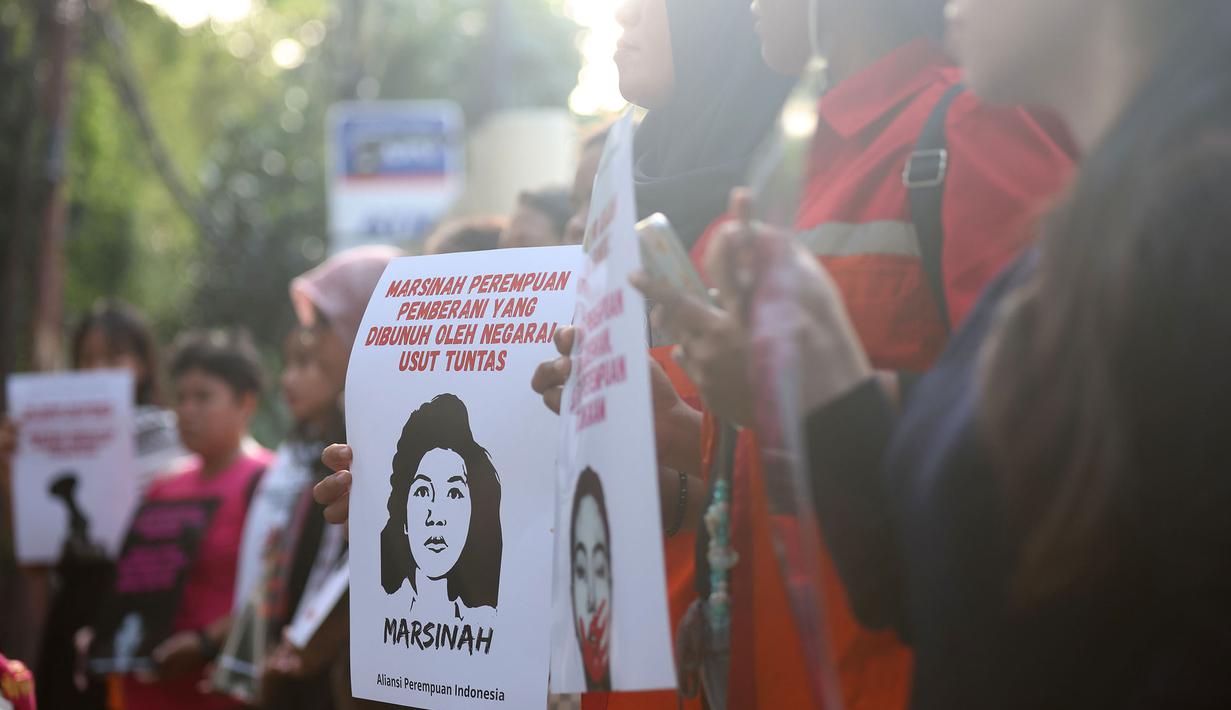 Aliansi Perempuan Indonesia (API) saat menggelar aksi unjuk rasa memperingati 28 tahun Reformasi di depan kantor Komisi Nasional (Komnas) Hak Asasi Manusia (HAM), Jakarta, Selasa (19/5/2026). (Kapanlagi.com/Budy Santoso)