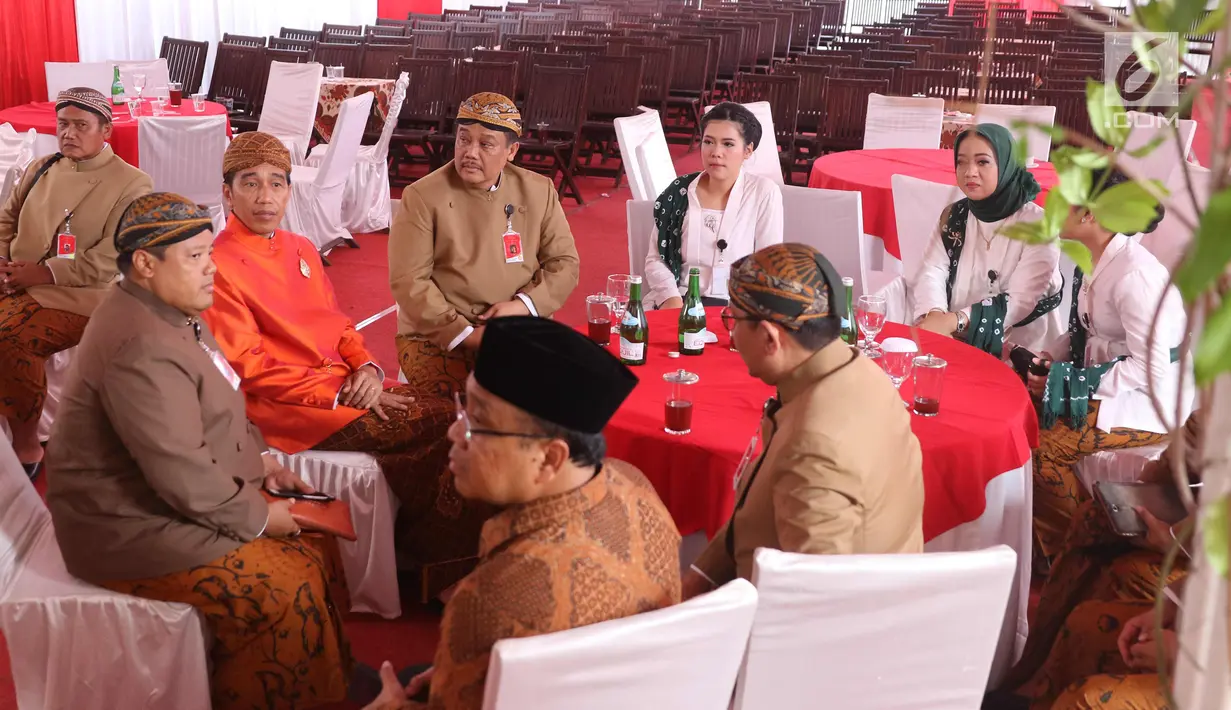 Presiden Joko Widodo (Jokowi) didampingi Mensesneg, Pratikno berada di teras kediamannya Jalan Kutai Utara, Solo, Selasa (7/11). Sebelumnya, Jokowi dan keluarga melakukan prosesi siraman Kahiyang Ayu secara tertutup. (Liputan6.com/Angga Yuniar)