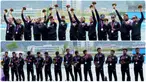 Foto kombinasi tim perahu naga Indonesia putra (bawah) dan putri (atas) saat meraih medali perak Asian Games 2023. (AP Photo/Eugene Hoshiko)