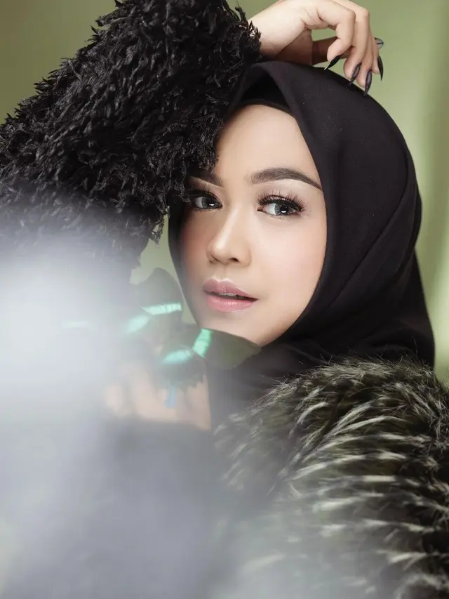 Bikin Pangling, Intip 5 Gaya Pemotretan Ria Ricis Kenakan Gaun Serba Hitam