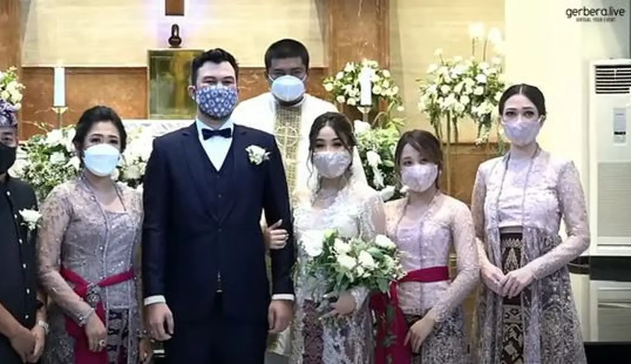 Netter kagum melihat penampilan Dita yang cantik dalam balutan kebaya. Meski sudah jadi idol K-Pop, ia tetap menunjukkan pesonanya sebagai perempuan Indonesia. (YouTube/Kirana Karang)