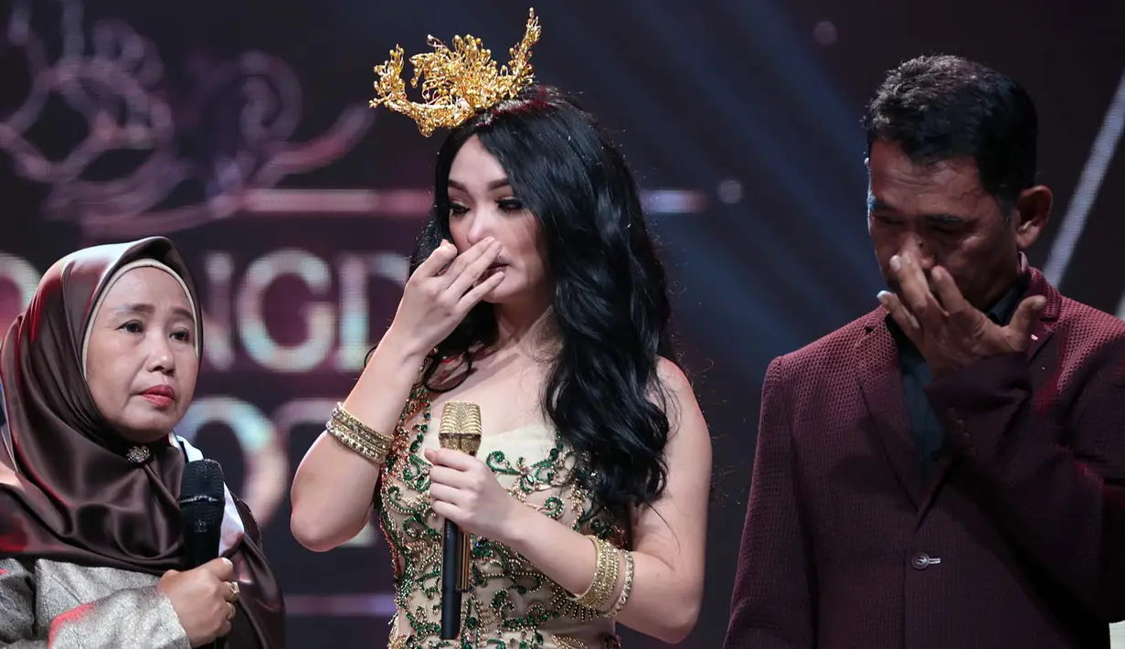 Lamaran Zaskia Gotik dengan sang kekasih tentu disaksikan sejuta mata di studio tersebut. Para penonton Panggung Konser Lebaran Bidadari Dangdut menjadi saksi mata Zaskia menerima lamaran tersebut. (Deki Prayoga/Bintang.com)