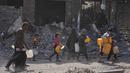 Distribusi air di Gaza jadi satu-satunya harapan bagi ribuan keluarga yang tak lagi memiliki akses air bersih layak. (AP Photo/Jehad Alshrafi)