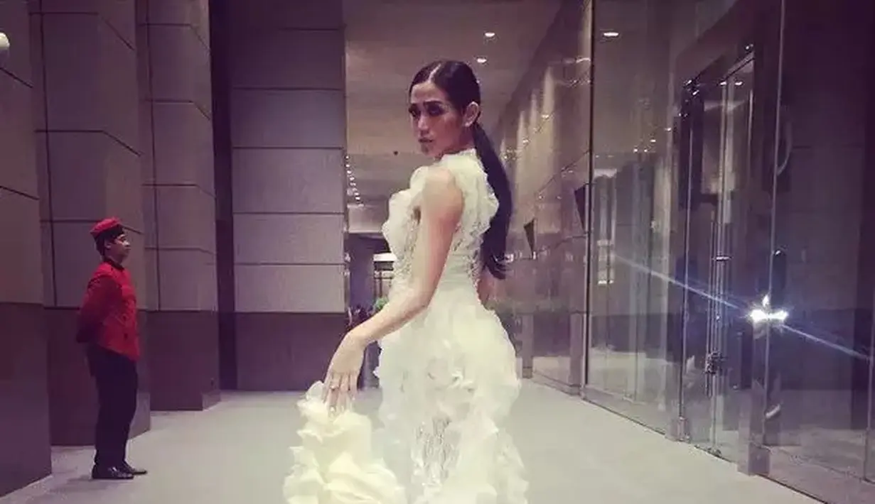Terakhir ada Jessica Iskandar yang sempat bikin heboh dengan postingan ini. Jedar kenakan gaun yang wah saat kondangan, sempat jadi kontroversi. [Instagram @inijedar]