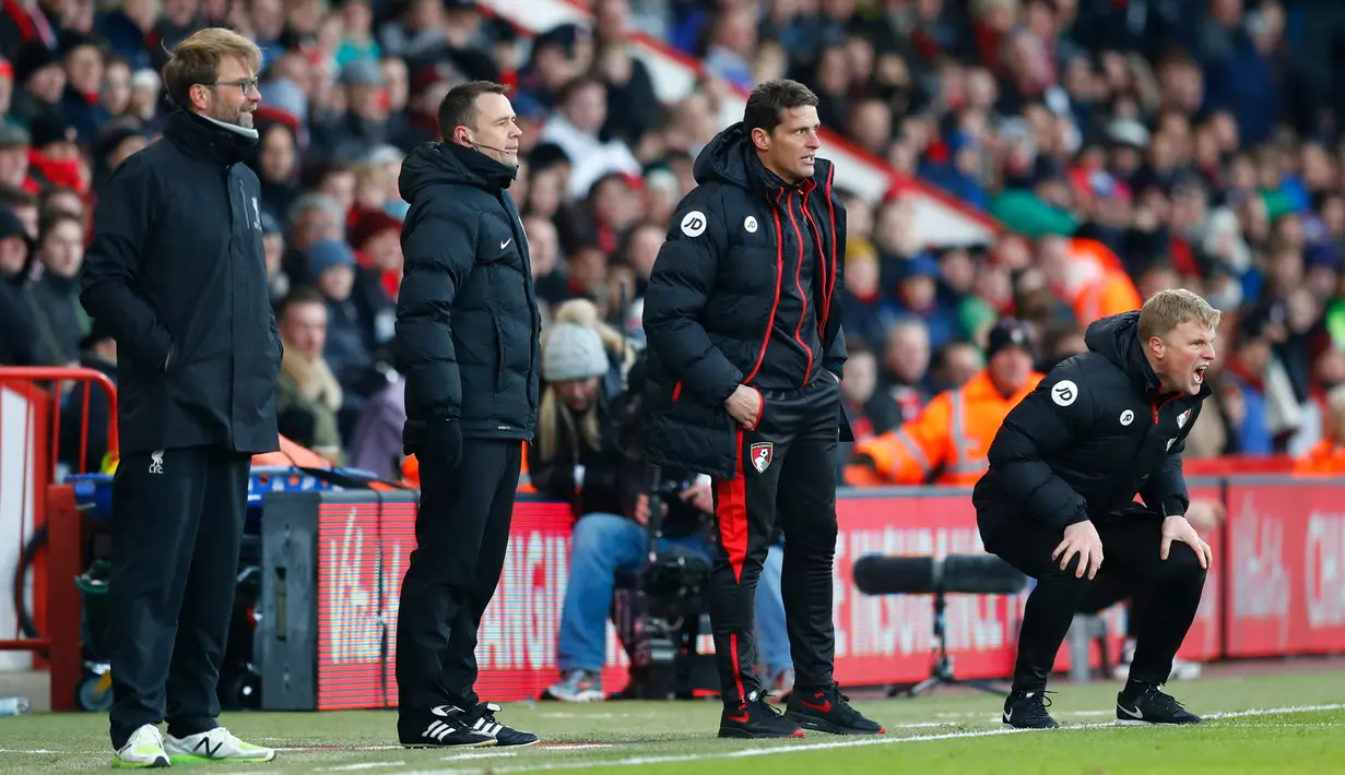 Pelatih Liverpool, Jurgen Klopp saat menyaksikan anak asuhnya bertanding melawan Bournemouth pada lanjutan Liga Inggris  di Stadion Vitality, Inggris (4/12). Sempat unggul 2-0 di babak pertama, Liverpool kalah 4-3 atas Bournemouth. (Reuters/Eddie Keogh)