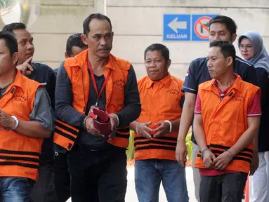 Empat tersangka tiba akan menjalani pemeriksaan oleh penyidik di gedung KPK, Jakarta, Kamis (26/9/2019). Mereka terlibat berbagai kasus suap korupsi yang ditangani oleh KPK. (merdeka.com/Dwi Narwoko)