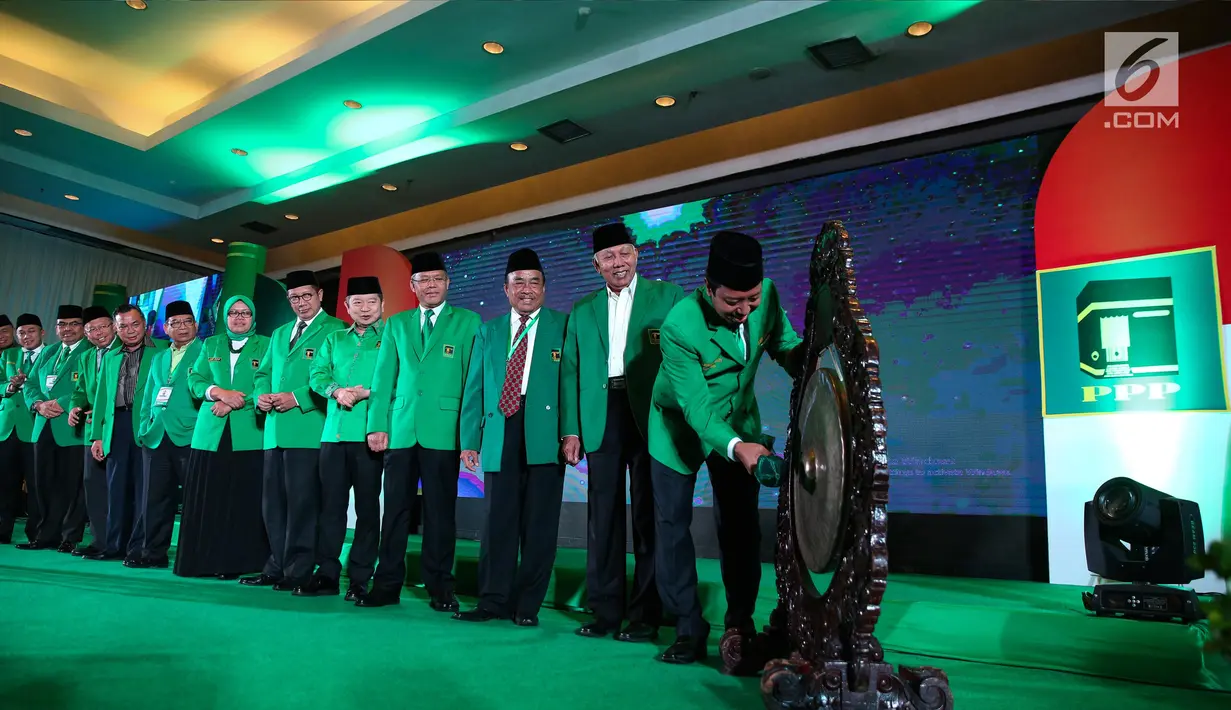 Ketua Umum PPP M Romahurmuziy memukul gong sebagai tanda dibukanya Musyawarah Kerja Nasional (Mukernas) II & Bimtek Anggota DPRD PPP di Jakarta, Rabu (19/7). Mukernas ini berlangsung pada 19-22 Juli. (Liputan6.com/Faizal Fanani)