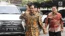 Ketua Umum Partai Gerindra Prabowo Subianto (kiri) saat tiba di Kantor DPP PKS, Jakarta, Senin (30/7). Kunjungan Prabowo ke DPP PKS untuk membahas hasil pertemuannya dengan Partai Demokrat. (Liputan6.com/Herman Zakharia)