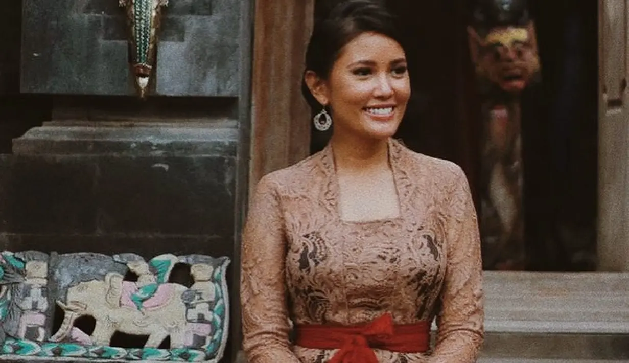 Tak hanya cantik dengan kain etnik Sumba, Titi juga kerap tampil dengan kebaya khas Bali. Penampilannya semakin anggun dengan rambut yang disanggul. (Liputan6.com/IG/@titiradjopadmaja)