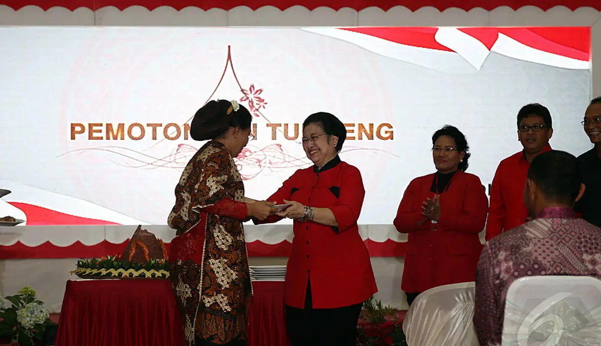 Menteri Susi Pudjiastuti saat menerima tumpeng dari Ketum PDIP Megawati Soekarnoputri pada acara HUT PDIP ke-42, Jakarta, Sabtu (10/1/2015). (Liputan6.com/Johan Tallo)