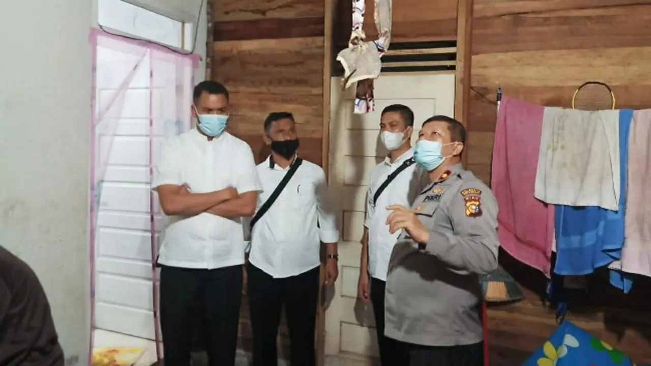 Personel Polresta Pekanbaru melihat lokasi ibu bunuh diri setelah membunuh dua bayinya.